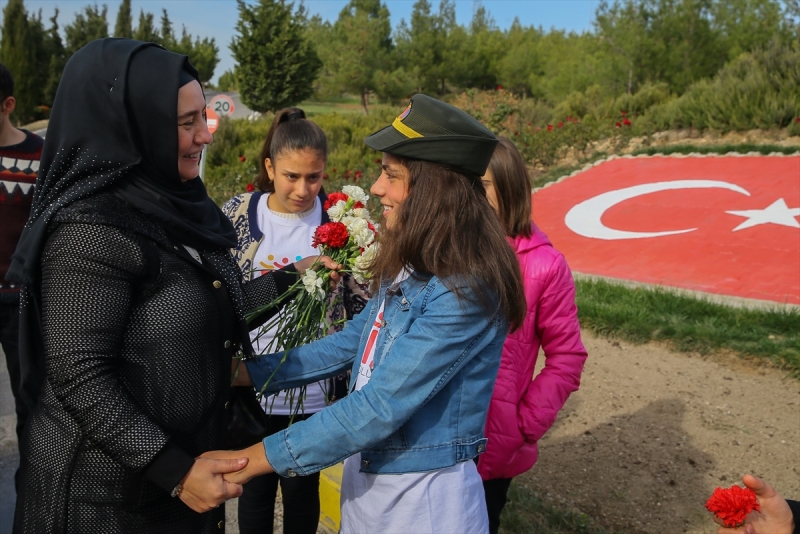 Çiçeklerle şehidin eşine koştular