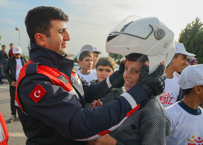 Çiçeklerle şehidin eşine koştular
