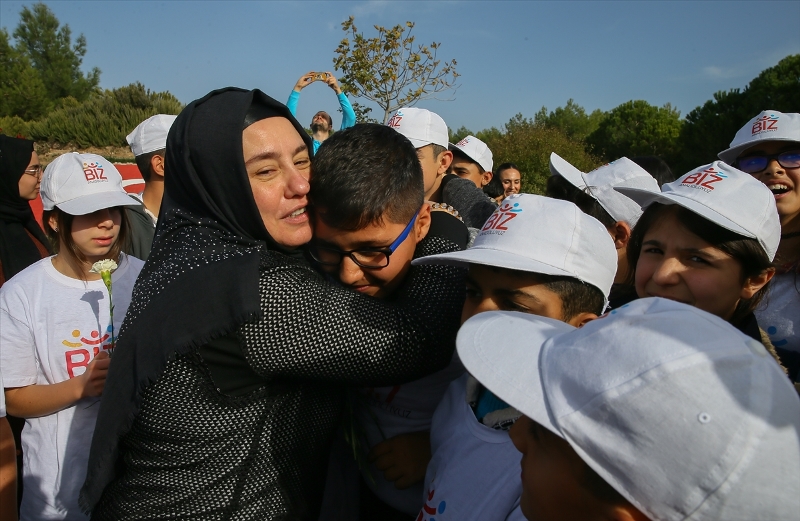 Çiçeklerle şehidin eşine koştular