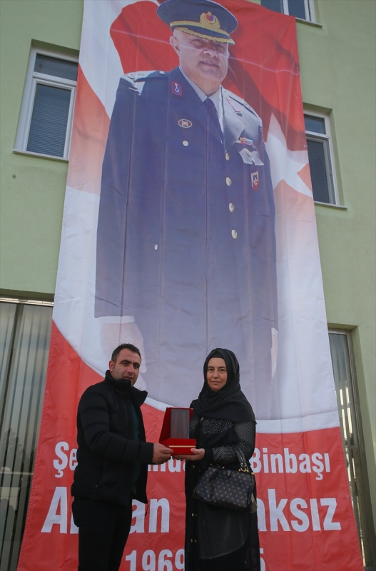Çiçeklerle şehidin eşine koştular