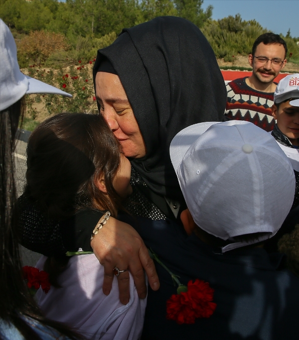 Çiçeklerle şehidin eşine koştular