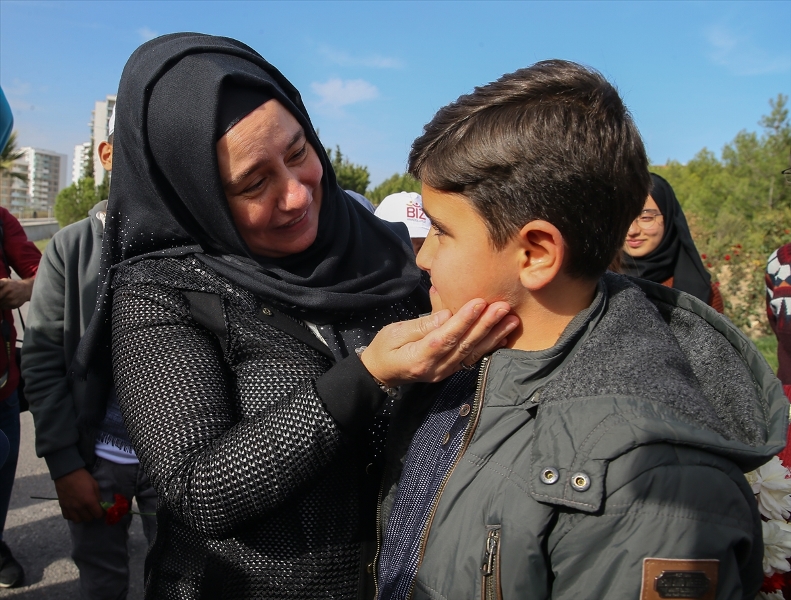 Çiçeklerle şehidin eşine koştular