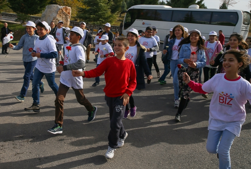 Çiçeklerle şehidin eşine koştular
