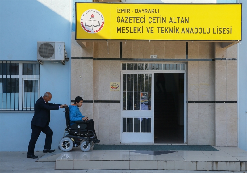 Eli öpülecek öğretmen