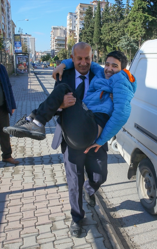 Eli öpülecek öğretmen