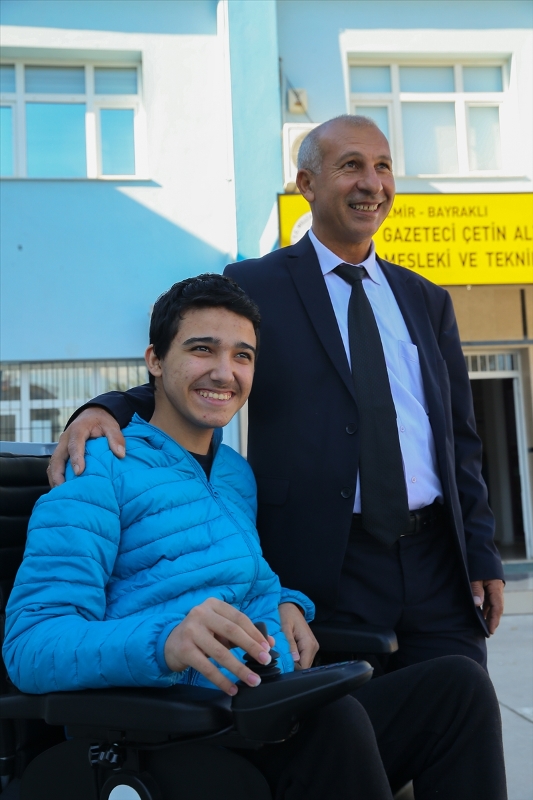 Eli öpülecek öğretmen