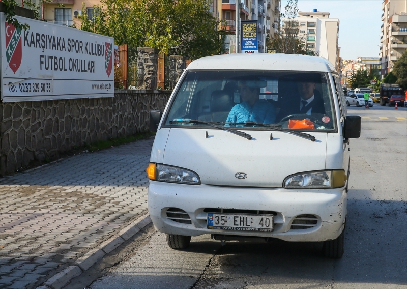 Eli öpülecek öğretmen