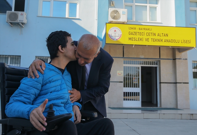 Eli öpülecek öğretmen