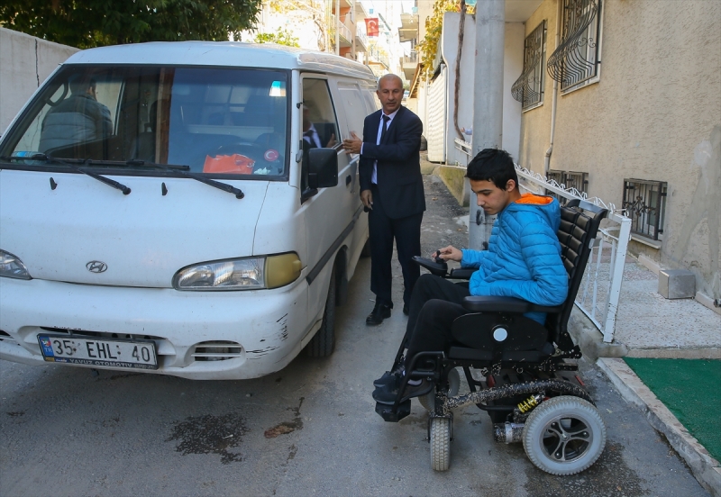 Eli öpülecek öğretmen