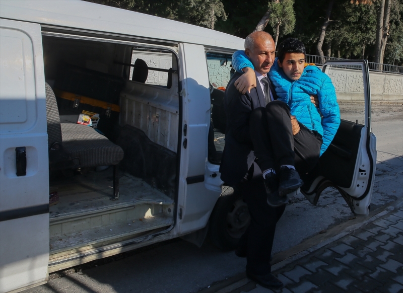 Eli öpülecek öğretmen