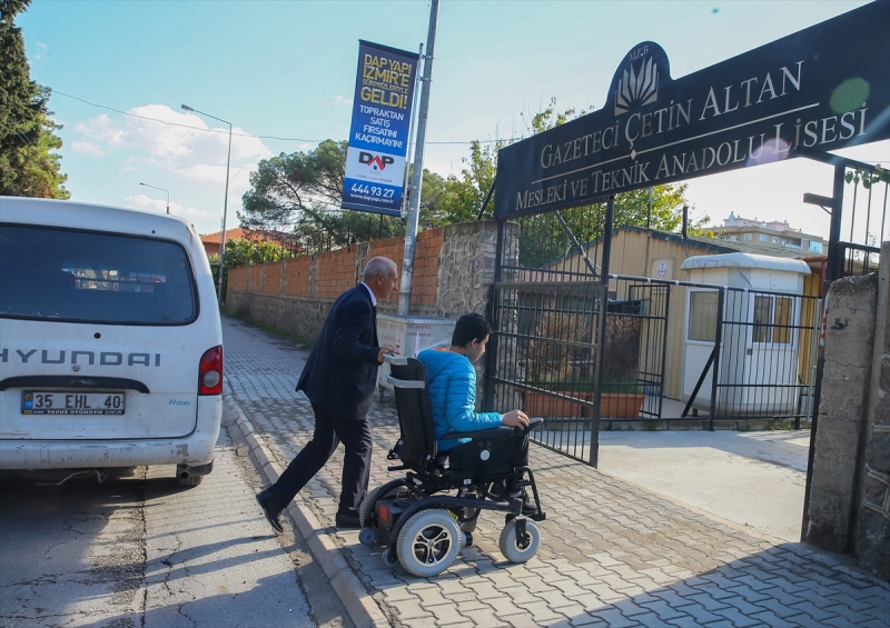 Eli öpülecek öğretmen
