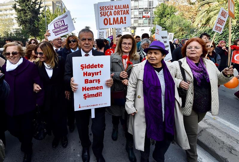 İzmirli kadınlar 'şiddete hayır' dedi