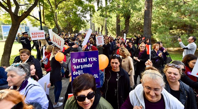 İzmirli kadınlar 'şiddete hayır' dedi