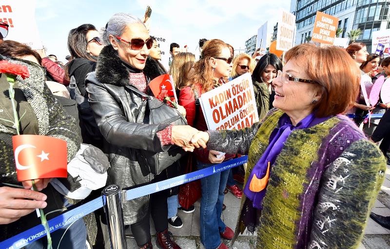 İzmirli kadınlar 'şiddete hayır' dedi