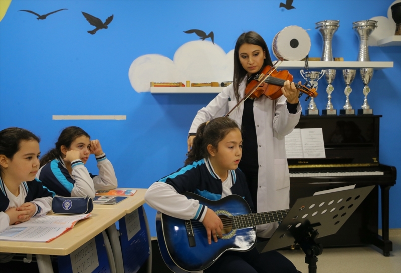 Okulda müzik öğretmeni pistlerde şampiyon