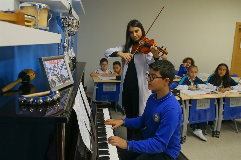 Okulda müzik öğretmeni pistlerde şampiyon