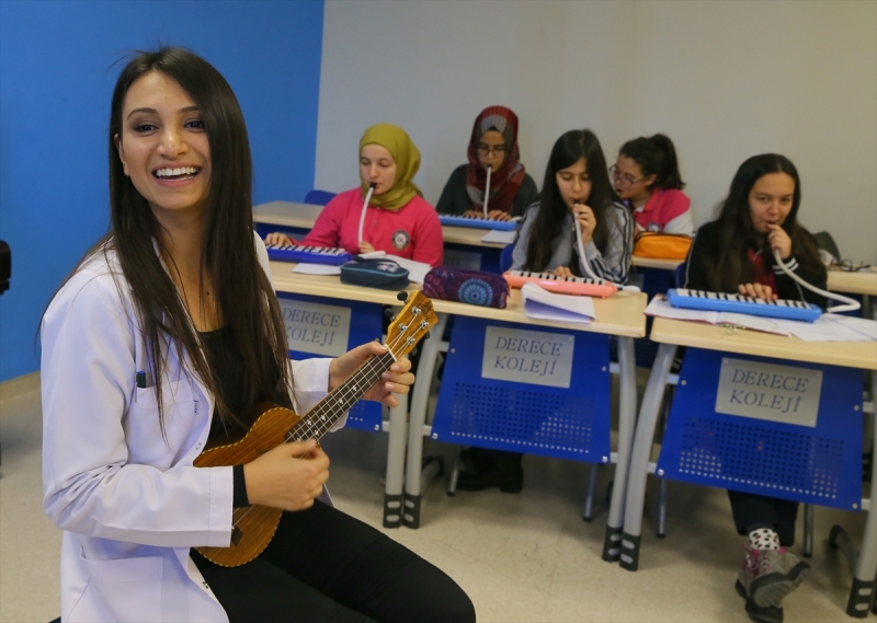 Okulda müzik öğretmeni pistlerde şampiyon
