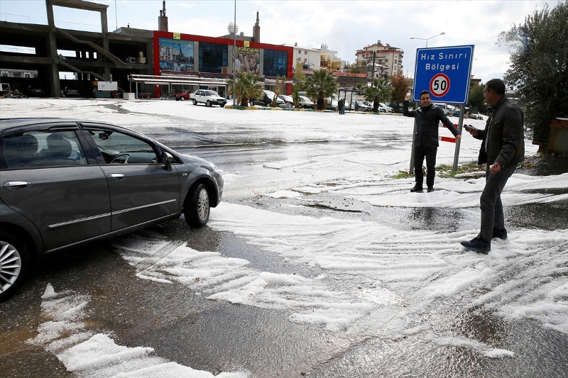 İzmir'de dolu mandalina bahçelerine zarar verdi