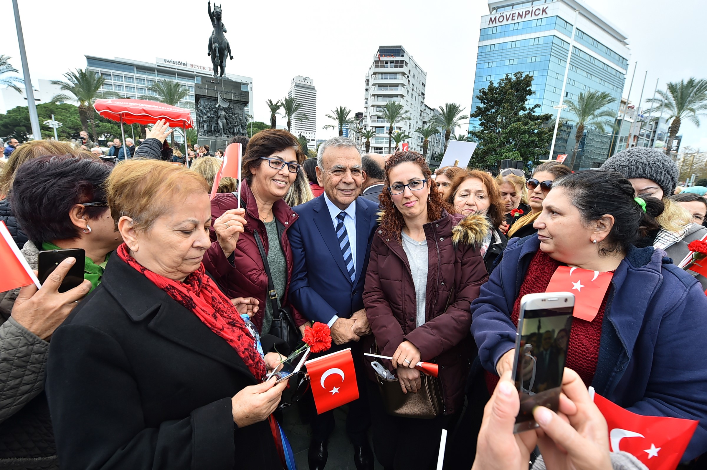 İzmir'in aydınlık kadınları