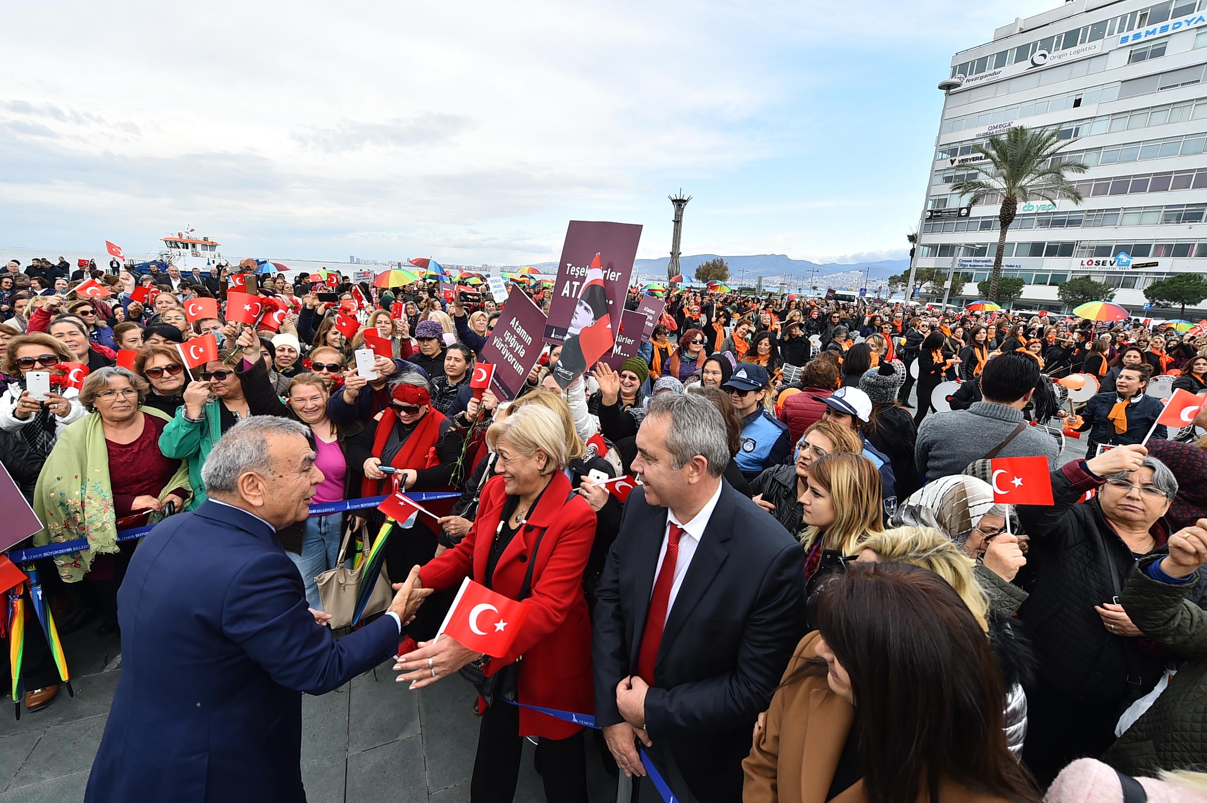 İzmir'in aydınlık kadınları