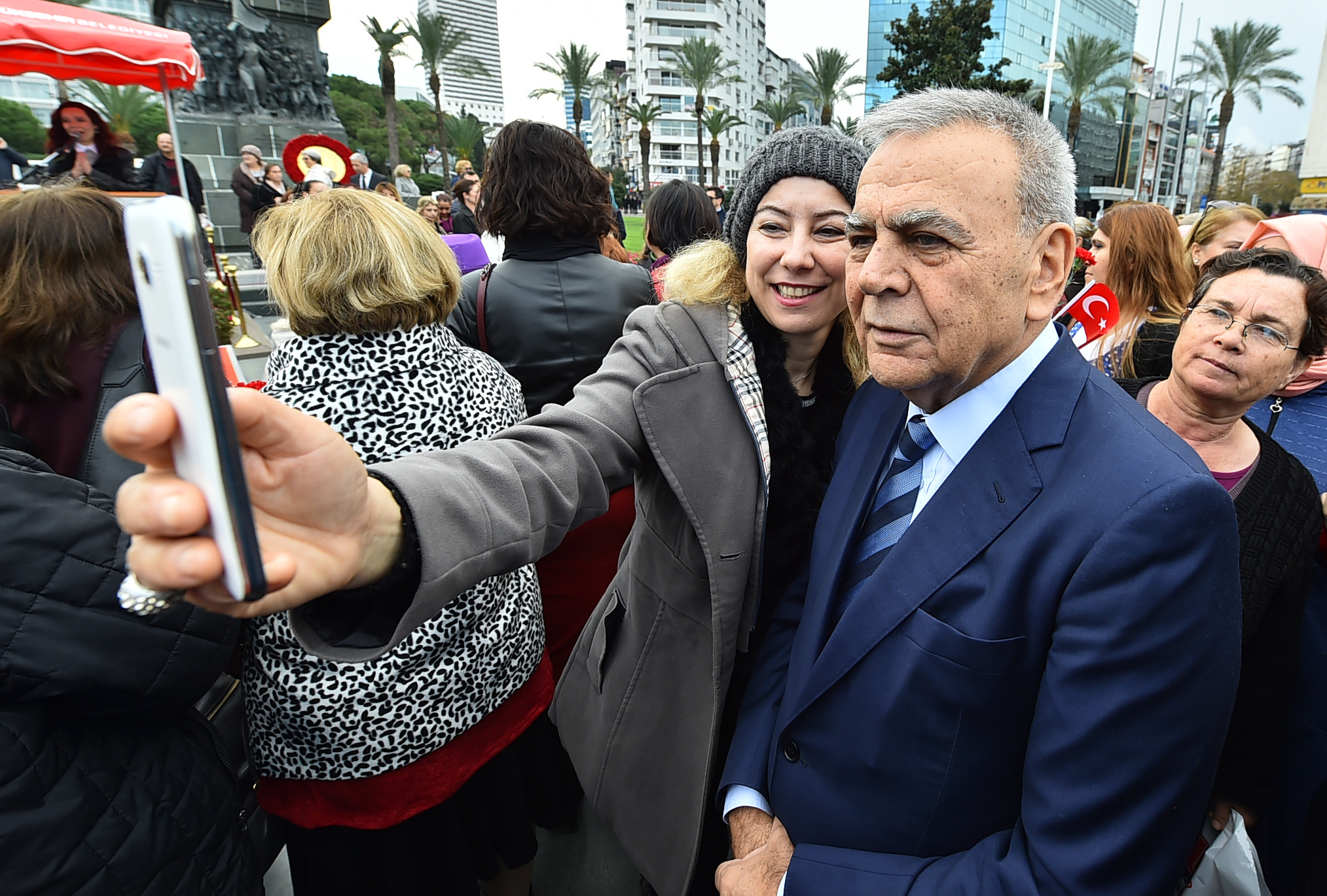 İzmir'in aydınlık kadınları