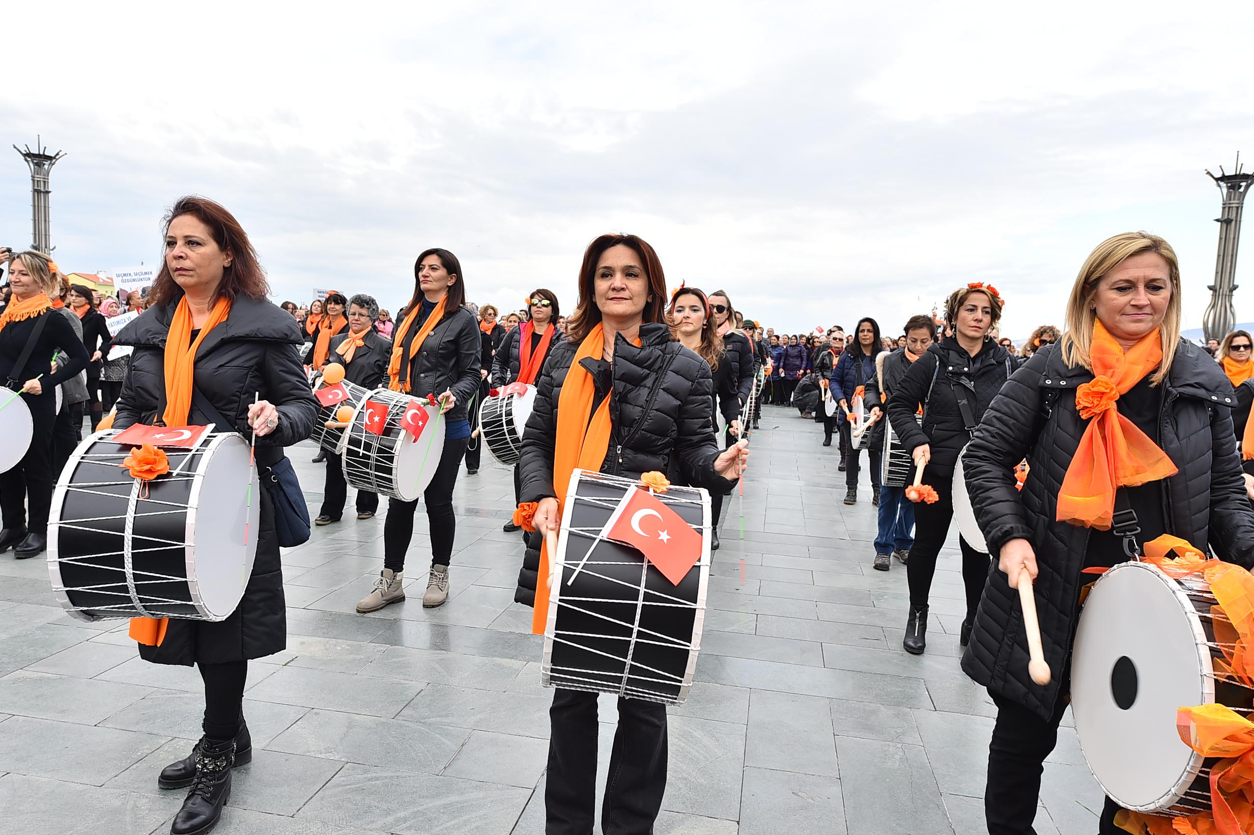 İzmir'in aydınlık kadınları