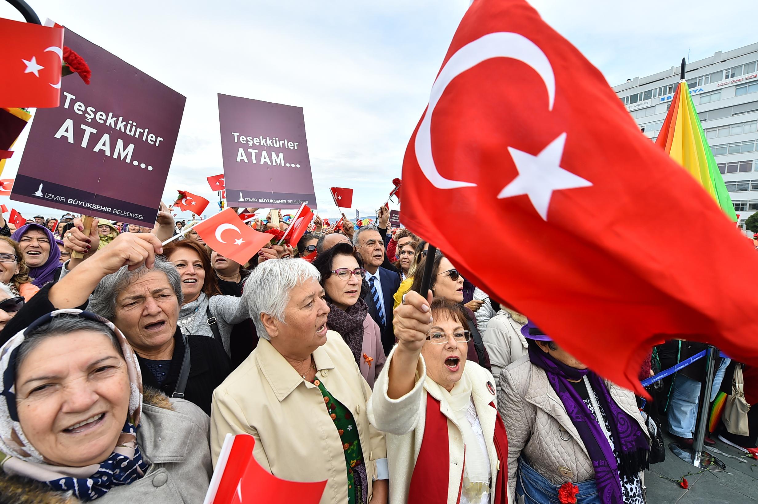 İzmir'in aydınlık kadınları