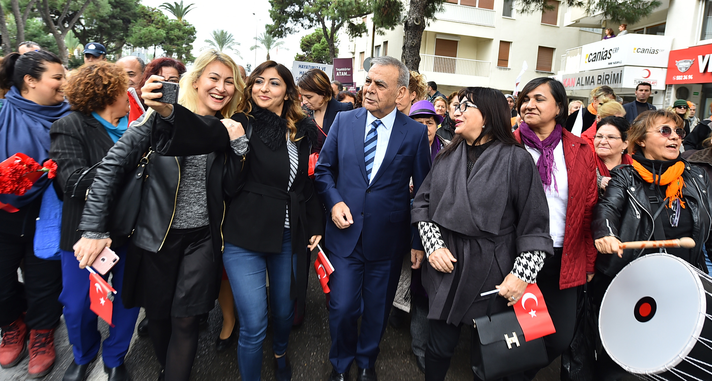 İzmir'in aydınlık kadınları