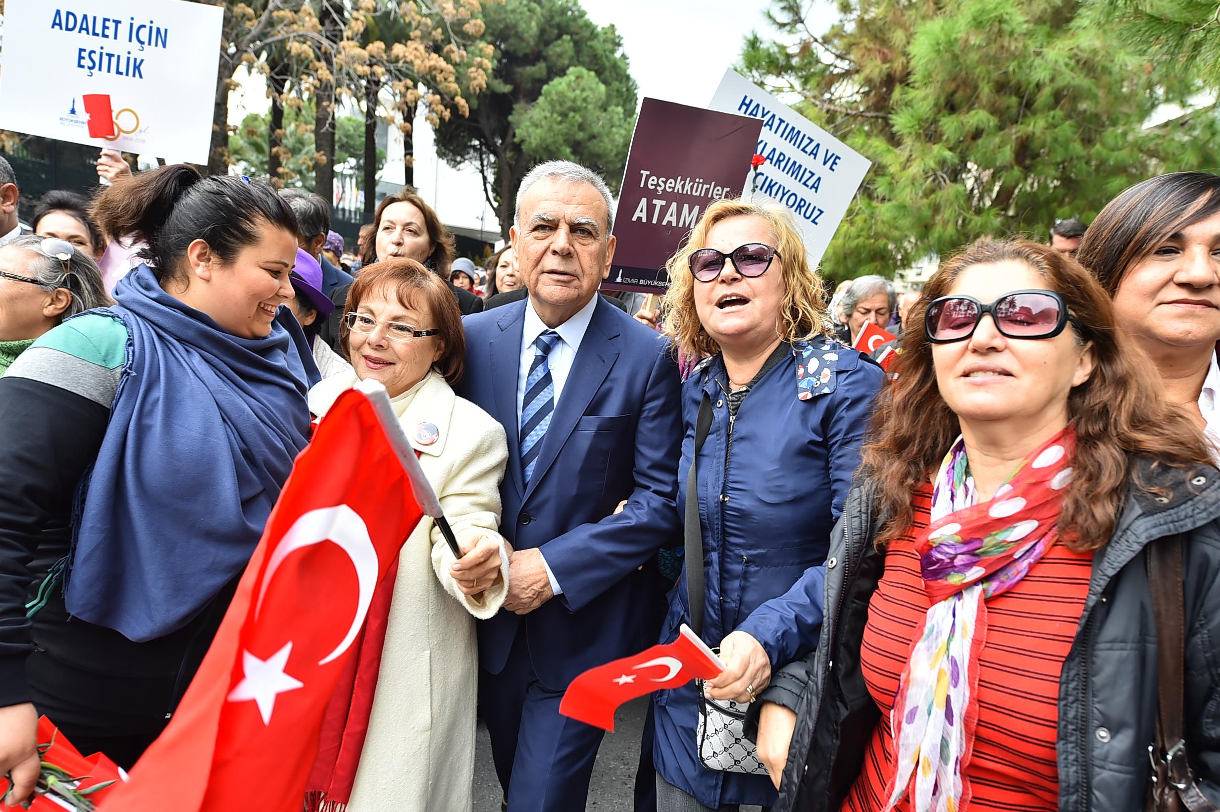 İzmir'in aydınlık kadınları