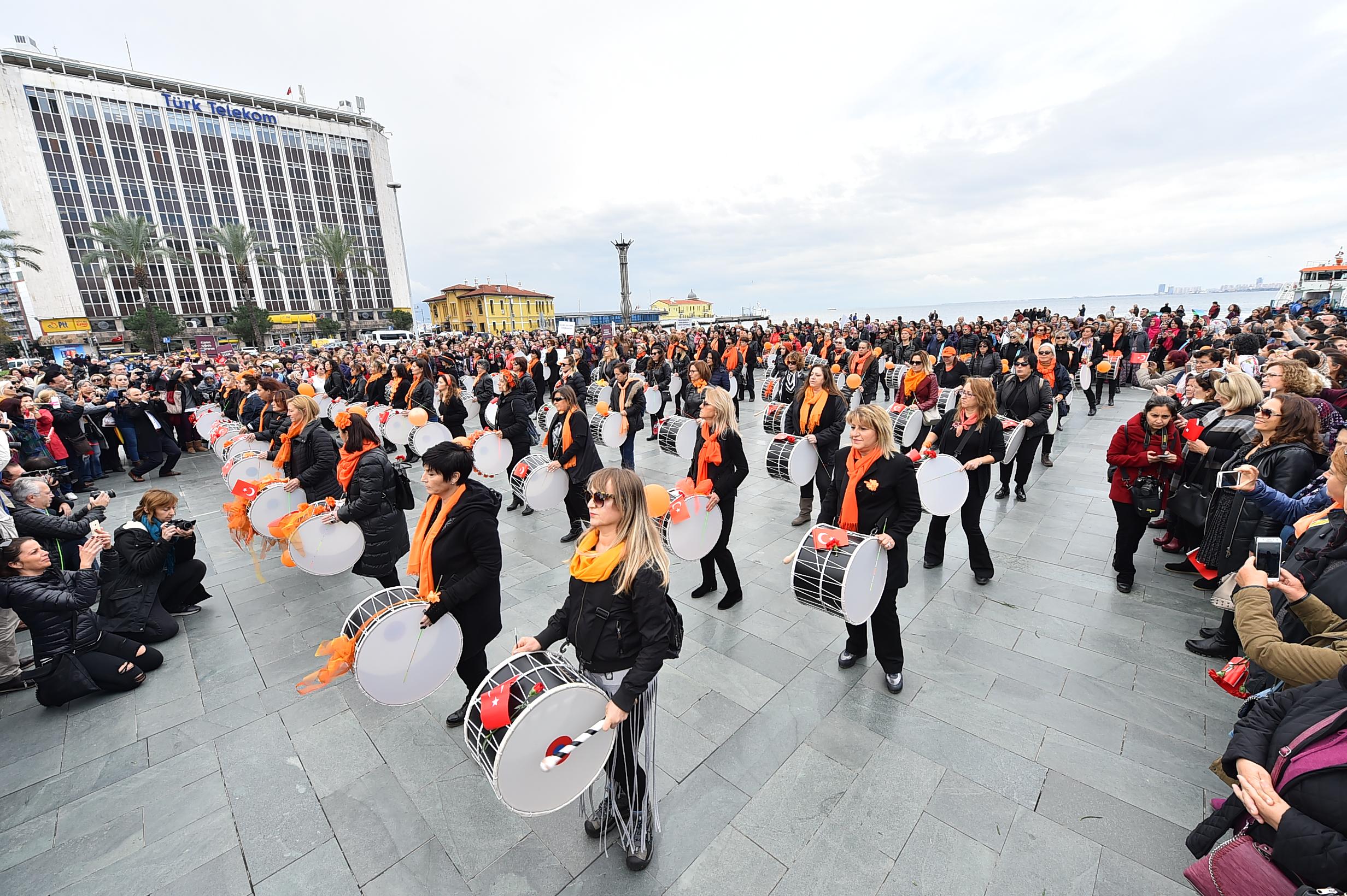 İzmir'in aydınlık kadınları