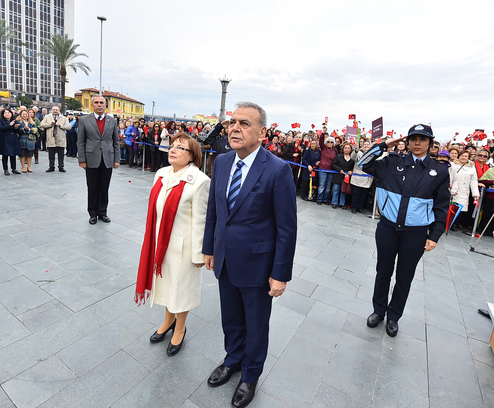 İzmir'in aydınlık kadınları