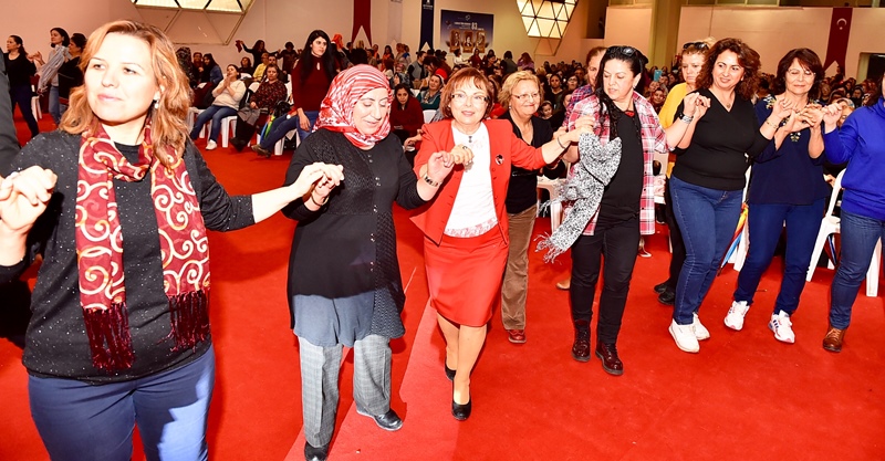 İzmir'de Kadın Bayramı coşkusu