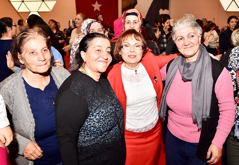 İzmir'de Kadın Bayramı coşkusu
