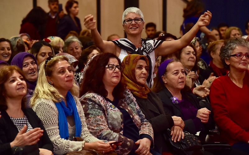 İzmir'de Kadın Bayramı coşkusu