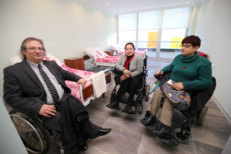 Karşıyaka'da engelleri aşan merkez açıldı