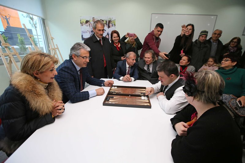 Karşıyaka'da engelleri aşan merkez açıldı