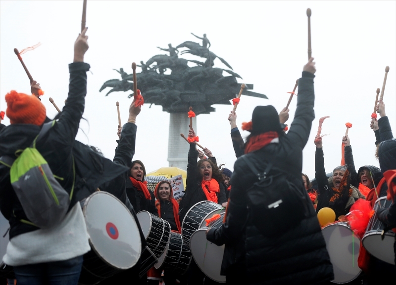 İzmir'de kadınlar kadına şiddeti protesto için yürüdü