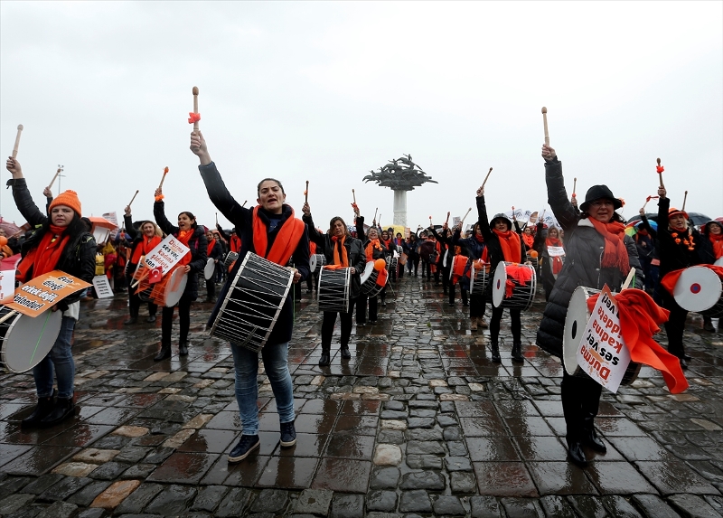 İzmir'de kadınlar kadına şiddeti protesto için yürüdü