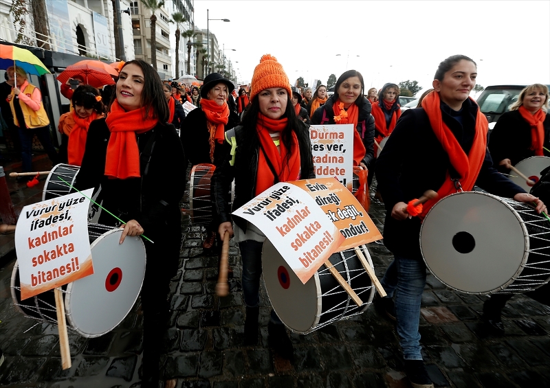 İzmir'de kadınlar kadına şiddeti protesto için yürüdü
