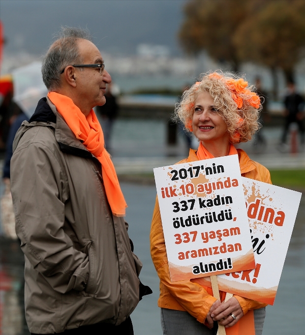 İzmir'de kadınlar kadına şiddeti protesto için yürüdü