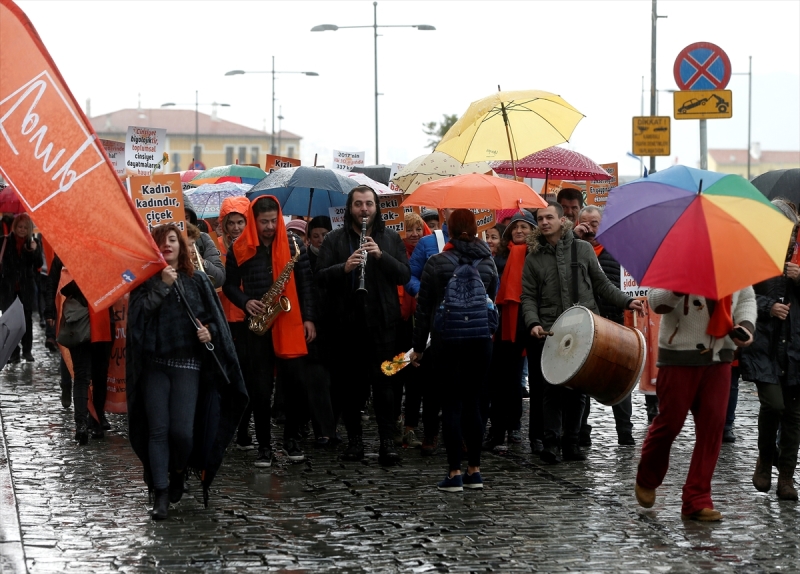 İzmir'de kadınlar kadına şiddeti protesto için yürüdü