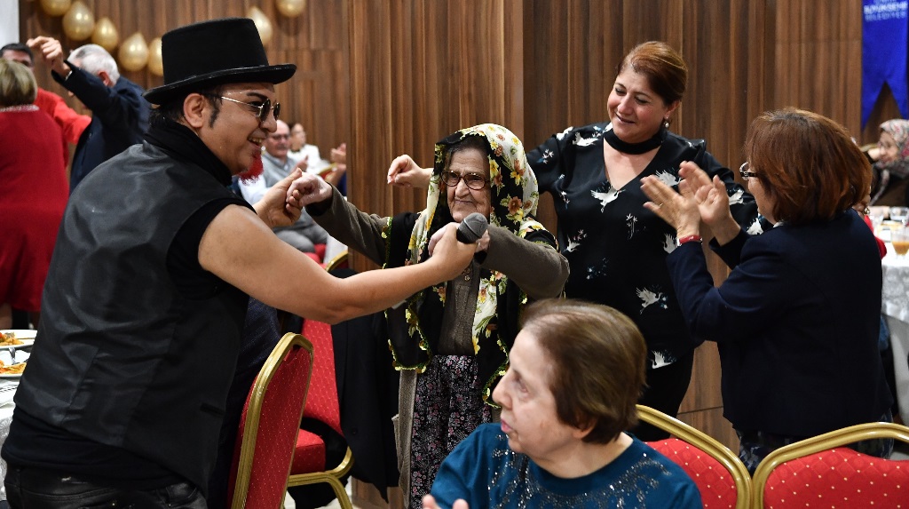 Huzurevi'nde coşkulu yılbaşı