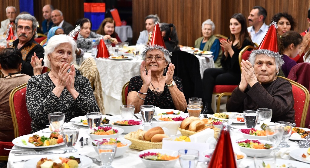 Huzurevi'nde coşkulu yılbaşı
