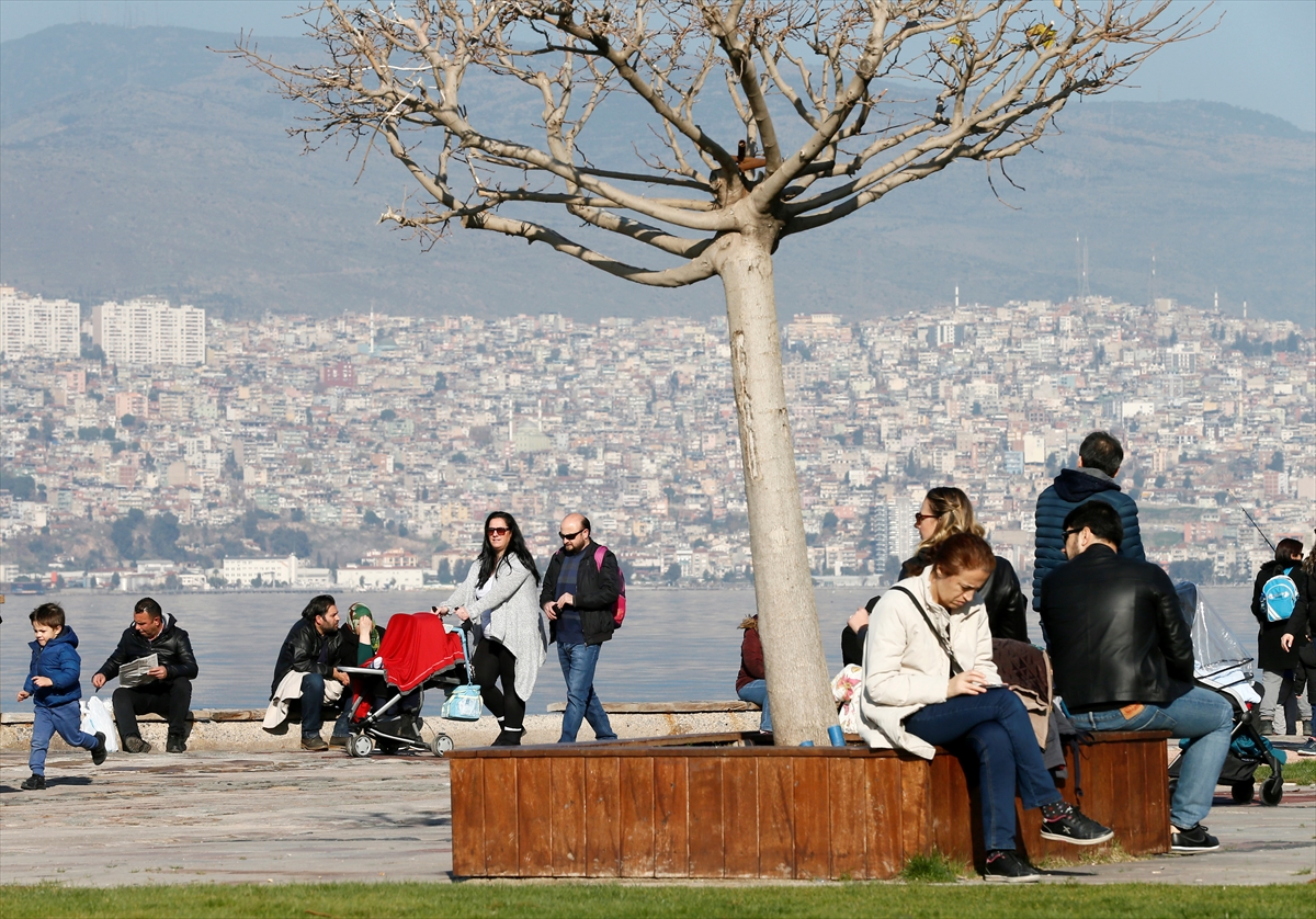 İzmirliler yeni yılı güneşli havayla karşıladı