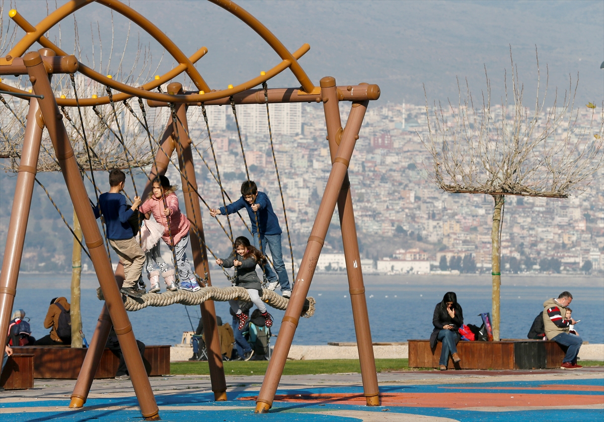 İzmirliler yeni yılı güneşli havayla karşıladı