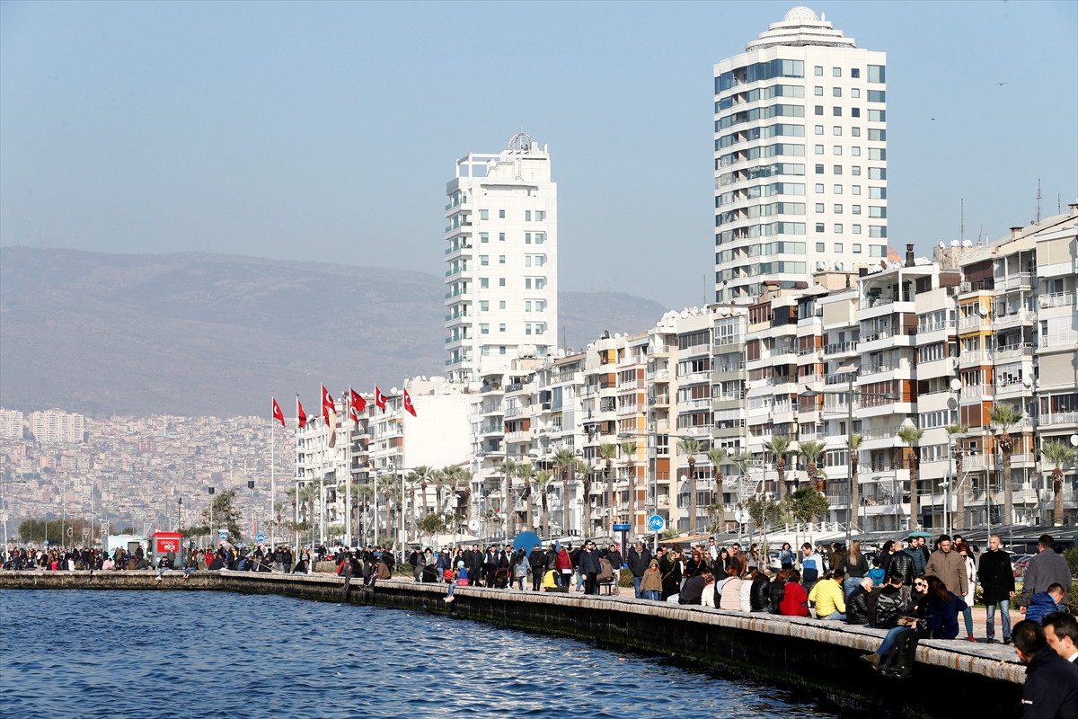 İzmirliler yeni yılı güneşli havayla karşıladı