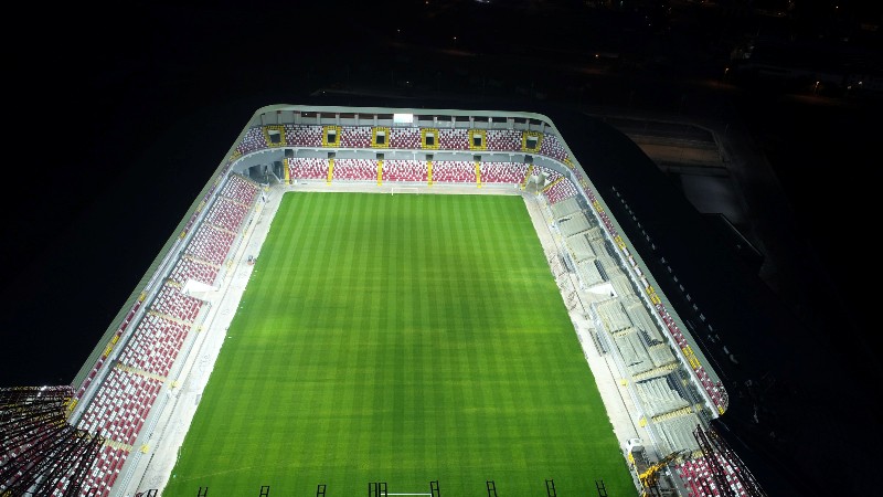 İzmir'in yeni stadı gece görüntüsüyle de büyülüyor