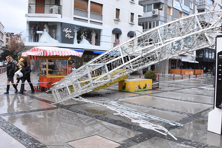 İzmir'de denizle kara birleşti...