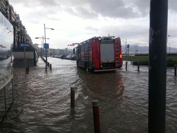 İzmir'de denizle kara birleşti...