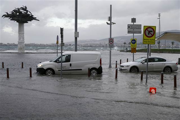 İzmir'de denizle kara birleşti...